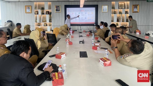 Ketua Bidang Pelatihan Kehumasan Perhimpunan Hubungan Masyarakat Indonesia (PERHUMAS) Willy Bachtiar tekankan pentingnya komunikasi publik dalam pelatihan lurah finalis Benyamin S Award (BSA) 2026.
