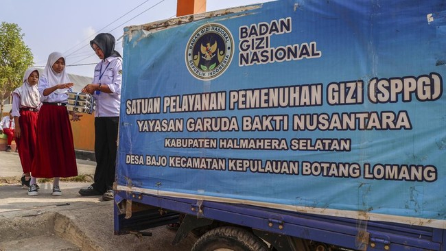 Petugas SPPG membawa paket Makan Bergizi Gratis (MBG) menggunakan armada perahu untuk didistribusikan ke tiga desa terluar di Maluku Utara.