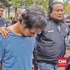 Kepala Dwi Bagus Martono (DBM) hanya bisa tertunduk pasrah saat ia dikeler penyidik Subdit Jatanras Ditreskrimum Polda Jawa Timur, Senin (26/10) siang.Terduga pelaku pembunuhan sadis terhadap istri sirinya, Dini Hardiyanti (30) dan anaknya AGF (4), i