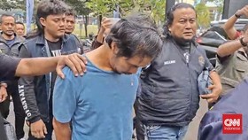 Kepala Dwi Bagus Martono (DBM) hanya bisa tertunduk pasrah saat ia dikeler penyidik Subdit Jatanras Ditreskrimum Polda Jawa Timur, Senin (26/10) siang.Terduga pelaku pembunuhan sadis terhadap istri sirinya, Dini Hardiyanti (30) dan anaknya AGF (4), i