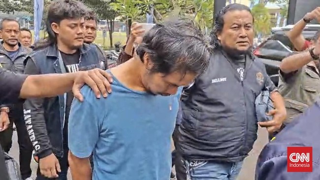 Kepala Dwi Bagus Martono (DBM) hanya bisa tertunduk pasrah saat ia dikeler penyidik Subdit Jatanras Ditreskrimum Polda Jawa Timur, Senin (26/10) siang.Terduga pelaku pembunuhan sadis terhadap istri sirinya, Dini Hardiyanti (30) dan anaknya AGF (4), i