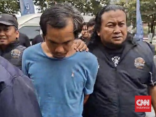 Kepala Dwi Bagus Martono (DBM) hanya bisa tertunduk pasrah saat ia dikeler penyidik Subdit Jatanras Ditreskrimum Polda Jawa Timur, Senin (26/10) siang.Terduga pelaku pembunuhan sadis terhadap istri sirinya, Dini Hardiyanti (30) dan anaknya AGF (4), i
