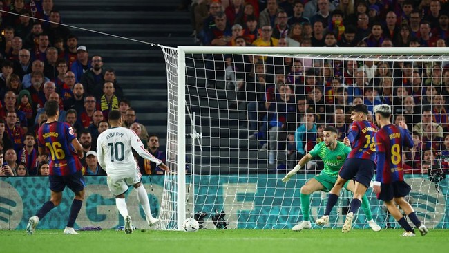 Soccer Football - LaLiga - FC Barcelona v Real Madrid - Spotify Camp Nou, Barcelona, Spain - October 25, 2026 Real Madrid's Kylian Mbappe scores their first goal REUTERS/Albert Gea