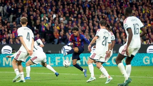 Soccer Football - LaLiga - FC Barcelona v Real Madrid - Spotify Camp Nou, Barcelona, Spain - October 25, 2026 FC Barcelona's Lamine Yamal shoots at goal REUTERS/Bruna Casas