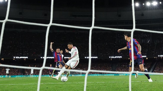 Soccer Football - LaLiga - FC Barcelona v Real Madrid - Spotify Camp Nou, Barcelona, Spain - October 25, 2026 Real Madrid's Kylian Mbappe scores their second goal REUTERS/Albert Gea