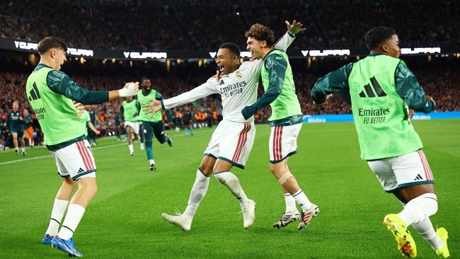 Soccer Football - LaLiga - FC Barcelona v Real Madrid - Spotify Camp Nou, Barcelona, Spain - October 25, 2026 Real Madrid's Kylian Mbappe celebrates scoring their second goal with teammates REUTERS/Albert Gea