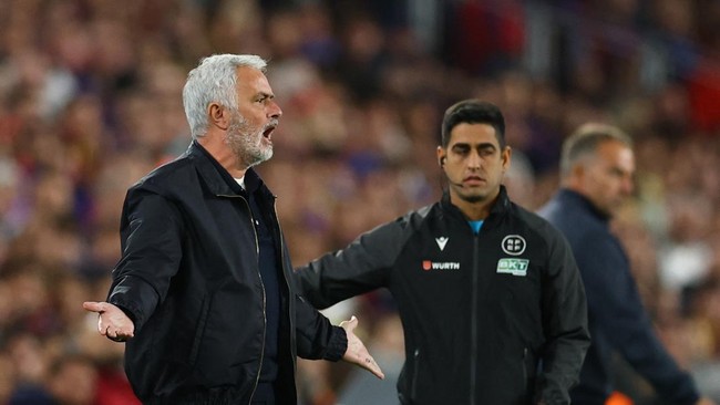 Soccer Football - LaLiga - FC Barcelona v Real Madrid - Spotify Camp Nou, Barcelona, Spain - October 25, 2026 Real Madrid coach Jose Mourinho reacts REUTERS/Albert Gea