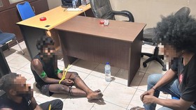 Satgas Operasi Damai Cartenz menangkap buronan pelaku pembunuhan terhadap Simson Mulia, karyawan PT Freeport Indonesia berinisial AK (37) di Mimika, Papua Tengah.