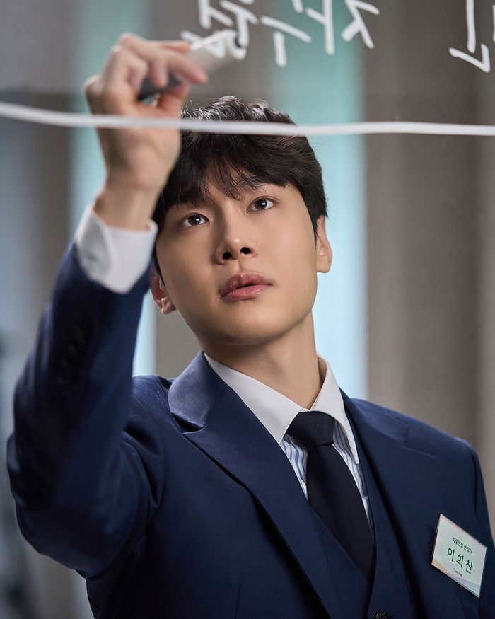 Sebagai seseorang yang ramah, ceria, dan jenaka, Lee Hee Chan (Kang You Seok) menjadi sosok yang mencairkan suasana canggung di ruang wawancara. Di balik senyuman, ia juga menyembunyikan kecemasannya saat dihadapkan pada tugas berat./ Foto: instagram.com/
