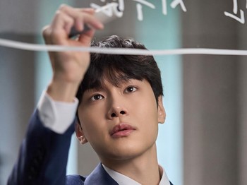 Sebagai seseorang yang ramah, ceria, dan jenaka, Lee Hee Chan (Kang You Seok) menjadi sosok yang mencairkan suasana canggung di ruang wawancara. Di balik senyuman, ia juga menyembunyikan kecemasannya saat dihadapkan pada tugas berat./ Foto: instagram.com/