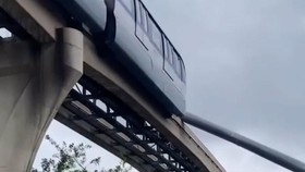 thumbnail video kereta tabrak derek
