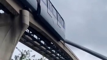 thumbnail video kereta tabrak derek