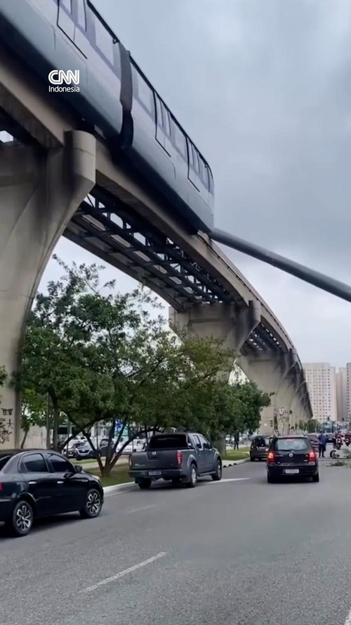 thumbnail video kereta tabrak derek