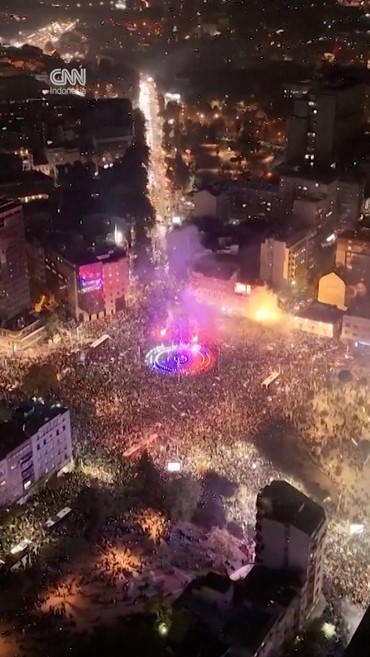 Puluhan Ribu Warga Serbia Rayakan Tumbangnya Rezim Vucic