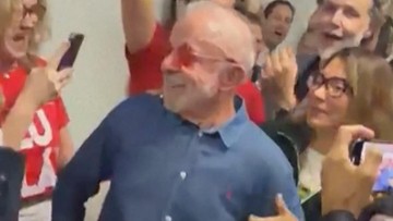Sorak-sorai Perayaan Lula da Silva Menang Pemilu Presiden Brasil