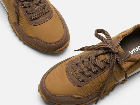 Sneakers Nylon Mudah Kotor? Begini Cara Merawatnya 