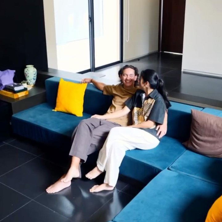 <p>Kehidupan artis Tanah Air tak pernah lepas dari sorotan publik. Tak hanya perjalanan karier, hunian mereka juga kerap menarik perhatian. Terbaru, pasangan Adipati Dolken dan Canti Tachril membagikan potret rumah mereka melalui konten house tour. (Foto: Instagram @cantitachril)</p>