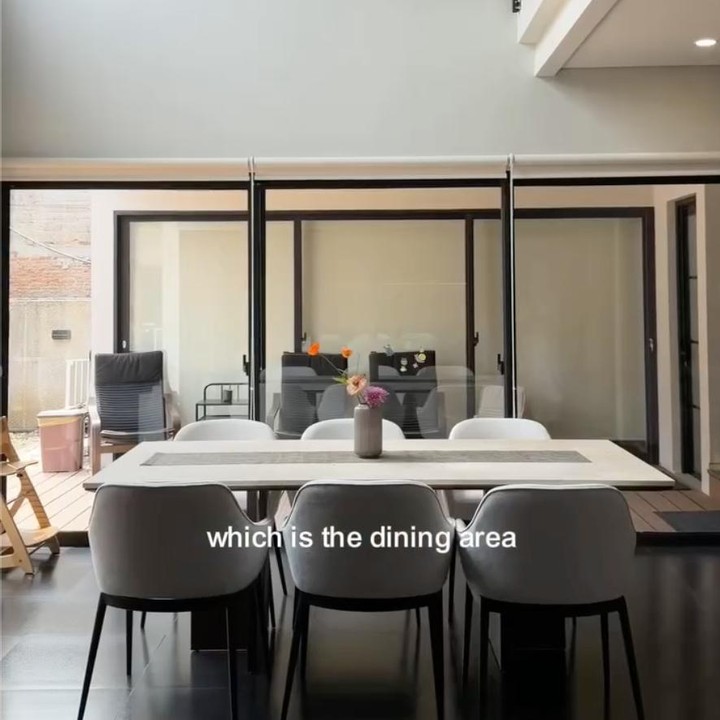<p>Rumah pasangan ini memadukan marble stone asli dan solid teak wood yang menghadirkan kesan elegan sekaligus hangat. Perpaduan kedua material tersebut menjadi salah satu elemen yang mencuri perhatian. &ldquo;Suka banget sama kombinasi marble stone asli dan solid teak wood yang bikin tampilannya elegan dan tetap hangat,&rdquo; ungkap Canti, dikutip dari akun Instagram <em>@cantitachril</em>, Selasa (27/10/2026).&nbsp;(Foto: Instagram @cantitachril)</p>