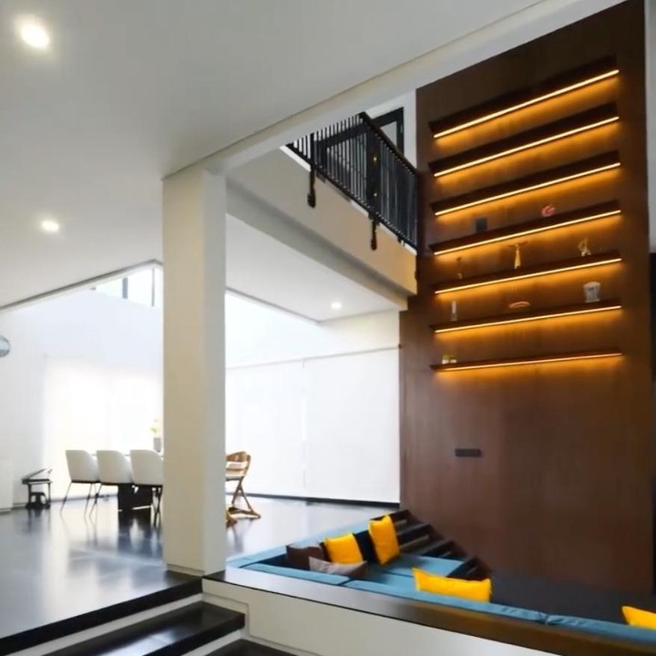 <p>Sementara itu, ruang keluarga mengusung konsep <em>sunken living room</em> atau ruang duduk dengan posisi lantai lebih rendah dari area sekitarnya. Ruangan ini dilengkapi sofa beludru berwarna biru tua yang luas, lengkap dengan bantal-bantal berwarna kuning cerah dan cokelat sebagai aksen.&nbsp;(Foto: Instagram @cantitachril)</p>