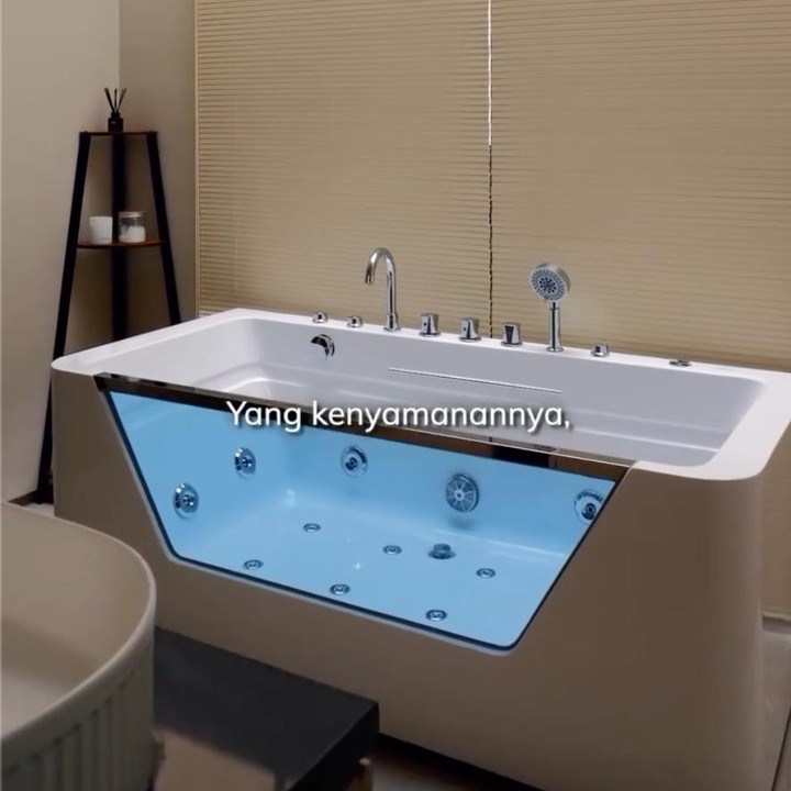 <p>Kamar mandi menjadi salah satu tempat favorit pasangan ini untuk menikmati <em>me time</em>. Area tersebut juga dilengkapi <em>bathtub jacuzzi </em>yang cocok untuk bersantai setelah beraktivitas. &ldquo;Tempat <em>me time,</em> bengong, sampe lepas penat. Makanya buat kami, kamar mandi harus senyaman-nyamannya. Salah satu yang bikin beda adalah pilihan sanitary,&rdquo; ungkapnya.&nbsp;(Foto: Instagram @cantitachril)</p>
