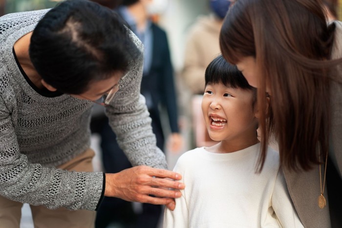 Ciri orang tua yang bisa membuat anak berempati tinggi selanjutnya adalah mendorong anak untuk memikirkan perasaan orang lain.