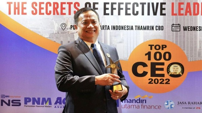 Direktur Utama PT PNM, Arief Mulyadi meraih penghargaan dalam ajang Award CEO Of The Year, Infobank TOP 100 CEO & The Next Leaders Forum 2022. (ANTARA/Foto: istimewa)