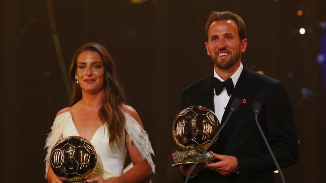 Soccer Football - Ballon d'Or - London Palladium, London, Britain - October 26, 2026 London City Lionesses' Alexia Putellas poses with Bayern Munich's Harry Kane after winning the Ballon d'Or awards Action Images via Reuters/Matthew Childs