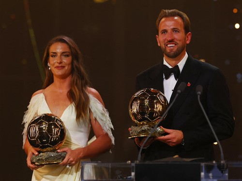 Soccer Football - Ballon d'Or - London Palladium, London, Britain - October 26, 2026 London City Lionesses' Alexia Putellas poses with Bayern Munich's Harry Kane after winning the Ballon d'Or awards Action Images via Reuters/Matthew Childs