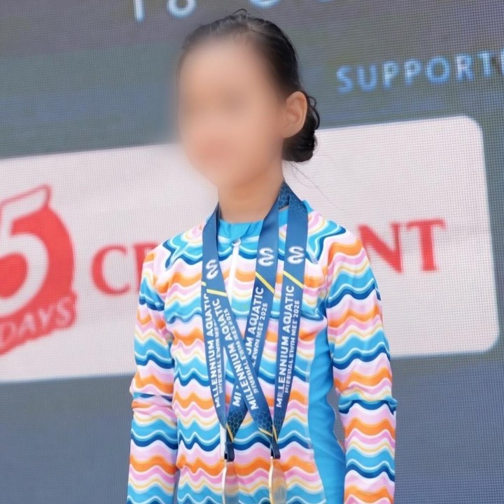 <p>Melalui unggahan di Instagtam, Chacha mengungkap perasaan bahagianya karena sang putri berhasil menang di lomba renang ini. Perempuan 36 tahun ini juga mengaku bangga dengan pencapaian sang putri. "Berkat rahmat Allah... melihatmu membawa pulang medali juara 1 dan 2 setelah melalui hari-hari latihan yang melelahkan, membuat semua perjuangan bangun pagi terasa sangat berharga! Bangga sekali dengan usahamu hari ini, sayang," tulisnya. (Foto: Instagram @chafrederica)</p>