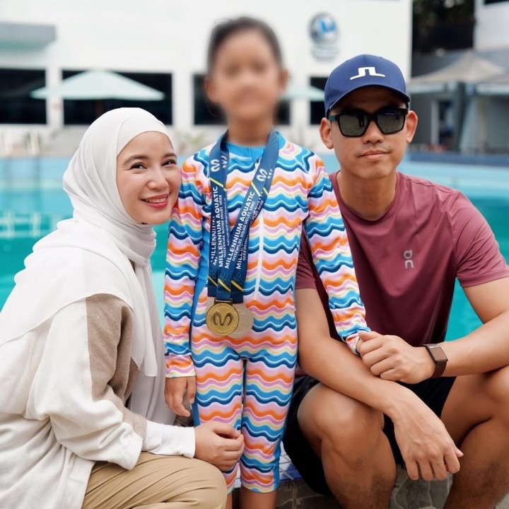 <p>Melalui unggahan di Instagram, Chacha membagikan momen saat mendampingi sang putri di kompetisi lomba renang ini. Bersama suaminya Dico Ganinduto, Chacha hadir mendukung sang putri bertanding. (Foto: Instagram @chafrederica)</p>