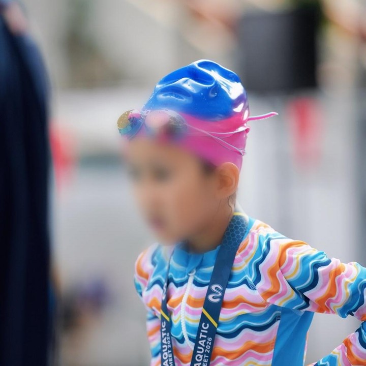 <p>Chacha mem-<em>posting</em> beberapa foto saat Cassia bersiap ikut lomba renang. Perempuan kelahiran Jakarta ini juga membagikan momen saat putrinya yang berusia enam tahun naik podium untuk mendapatkan medali kemenangan. (Foto: Instagram @chafrederica)</p>