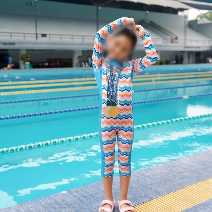 <p>Dalam foto-foto yang dibagikan, Chacha terlihat masih merahasiakan wajah sang putri Cassia dari publik. Sejak putrinya lahir, Chacha memang cukup konsisten dengan keputusannya untuk membatasi akses publik terhadap wajah Cassia. Setiap mem-<em>posting</em> foto anaknya, Chacha selalu menutupi wajah Cassia dengan di-<em>edit</em> <em>blur</em>. (Foto: Instagram @chafrederica)</p>