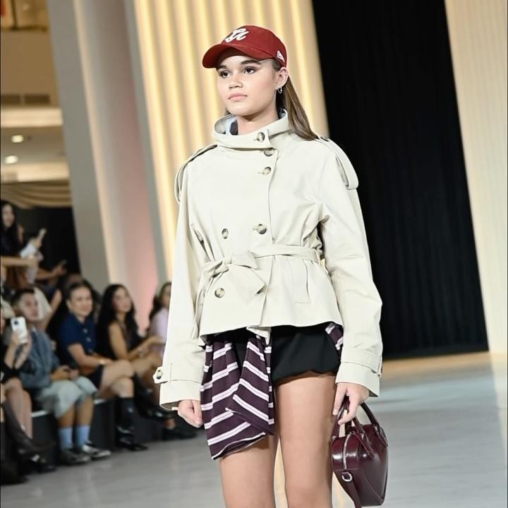 <p>Chloe sebenarnya sudah beberapa tahun ini menggeluti dunia modeling, Bunda. Ia mengikuti kelas model untuk tampil percaya diri saat jalan di <em>catwalk</em>. Beberapa waktu lalu, Chloe bahkan sudah dipercaya untuk berjalan di <em>runaway</em> memamerkan koleksi <em>clothing brand</em>&nbsp;terkenal dari Spanyol. (Foto: Instagram @chloecouragelynchofficial)</p>