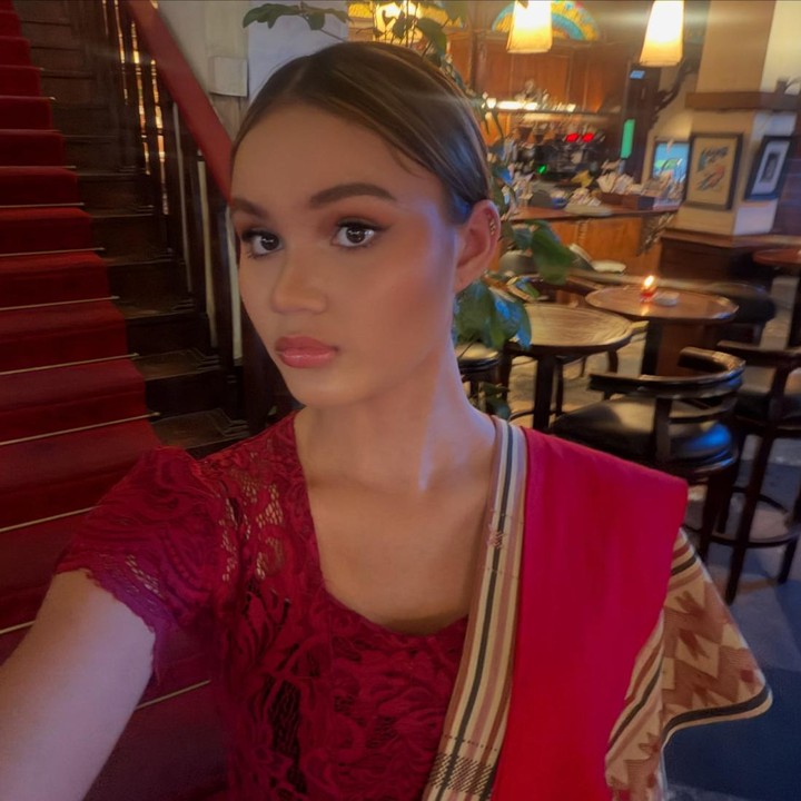 <p>Dalam video tantangan seleksi Gadis Sampul, Chloe tampil cantik memamerkan gayanya berpakaian kebaya merah yang dipadukan dengan kain tenun khas suku Toba dari budaya Batak. Beberapa netizen memuji paras cantik Chloe yang disebut cocok menjadi model. "Cantikk bgt cloee," tulis akun @me***. "Kaya boneka cantiknya," ungkap @mg***. (Foto: Instagram @chloecouragelynchofficial)</p>
