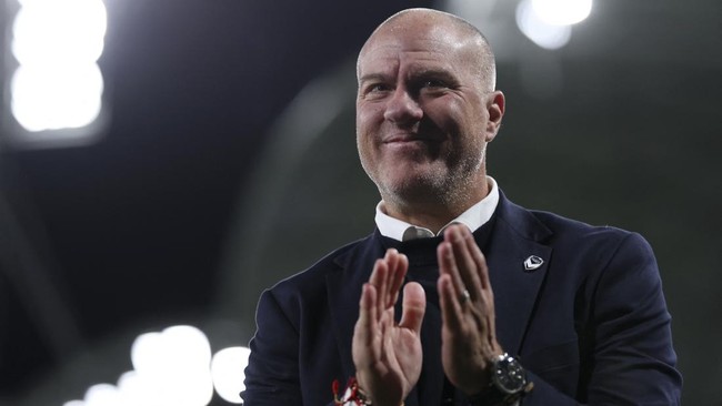 Melbourne Victory's head coach Giovanni Savarese applauds supporters after the AFC Champions League Two football match between Melbourne Victory and FC Seoul at Melbourne Rectangular Stadium in Melbourne on October 14, 2026. (Photo by Martin KEEP / A
