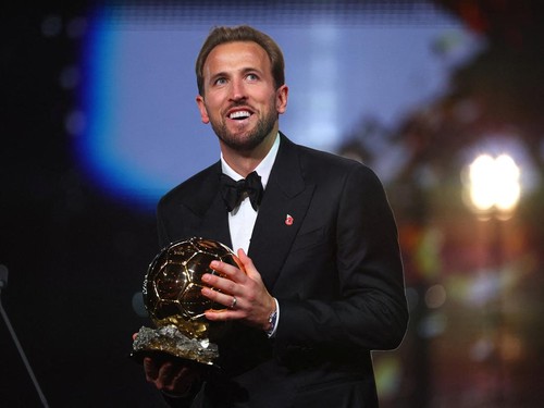Soccer Football - Ballon d'Or - London Palladium, London, Britain - October 26, 2026 Bayern Munich's Harry Kane celebrates after winning the men's Ballon d'Or award Action Images via Reuters/Matthew Childs     TPX IMAGES OF THE DAY