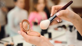Ilustrasi tren makeup baru yakni anti-blush yang belakangan ramai di media sosial.