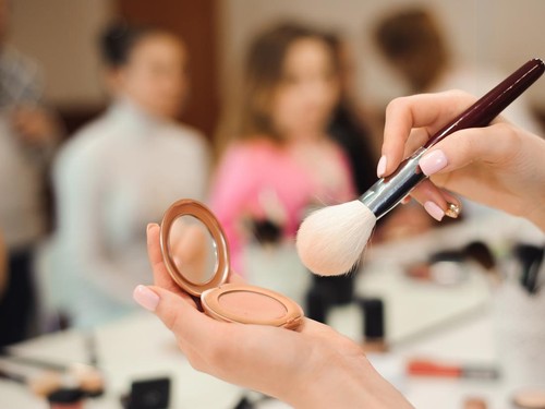 Ilustrasi tren makeup baru yakni anti-blush yang belakangan ramai di media sosial.