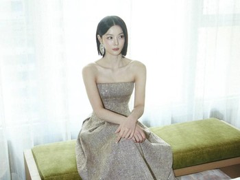 Kali ini, Kim Yoo Jung memamerkan pesona anggun dan berkelas dalam balutan tube dress berwarna gold, dilengkapi dengan statement earrings yang membuatnya makin terlihat bak seorang bangsawan./ Foto: instagram.com/you_r_love