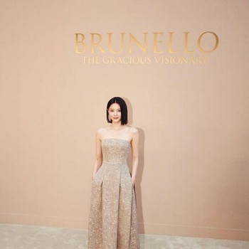 5 Potret Anggun Kim Yoo Jung Saat Menghadiri Acara Brunello Cucinelli di Hong Kong