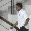 Sekretaris Utama Badan Nasional Penanggulangan Bencana (BNPB) Rustian berjalan untuk menjalani pemeriksaan di Gedung Merah Putih KPK, Jakarta, Selasa (27/10/2026). Penyidik KPK memeriksa Rustian sebagai saksi kasus dugaan korupsi Dana Siap Pakai (DSP