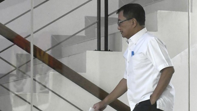 Sekretaris Utama Badan Nasional Penanggulangan Bencana (BNPB) Rustian berjalan untuk menjalani pemeriksaan di Gedung Merah Putih KPK, Jakarta, Selasa (27/10/2026). Penyidik KPK memeriksa Rustian sebagai saksi kasus dugaan korupsi Dana Siap Pakai (DSP