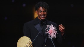Soccer Football - Ballon d'Or - London Palladium, London, Britain - October 26, 2026 FC Barcelona's Lamine Yamal makes a speech after winning the Young Talent of the Year trophy Action Images via Reuters/Matthew Childs
