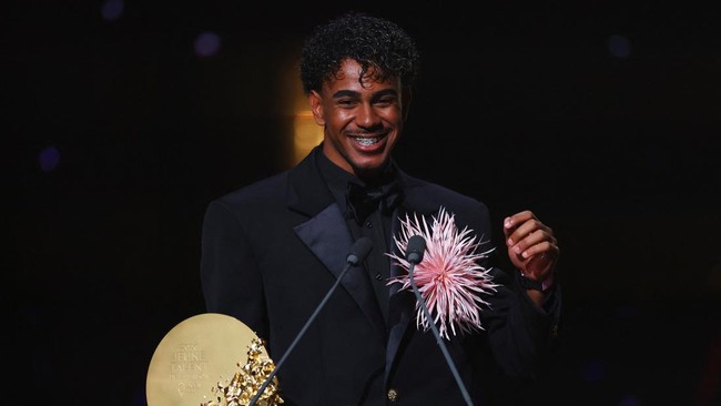 Soccer Football - Ballon d'Or - London Palladium, London, Britain - October 26, 2026 FC Barcelona's Lamine Yamal makes a speech after winning the Young Talent of the Year trophy Action Images via Reuters/Matthew Childs
