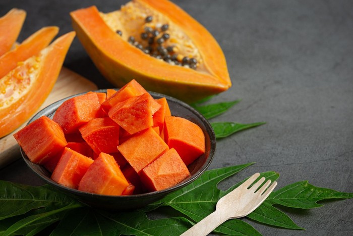 Makanan anti-penuaan untuk perempuan usia 40-an adalah pepaya. Pepaya kaya akan antioksidan, vitamin, dan mineral yang membantu meningkatkan elastisitas kulit dan mengurangi munculnya kerutan.
