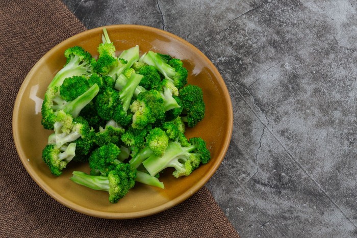makanan anti-penuaan yang baik untuk perempuan usia 40-an adalah brokoli. Nutrisi penting di dalamnya, seperti vitamin C dan K, antioksidan, serat, folat, lutein, hingga kalsium.