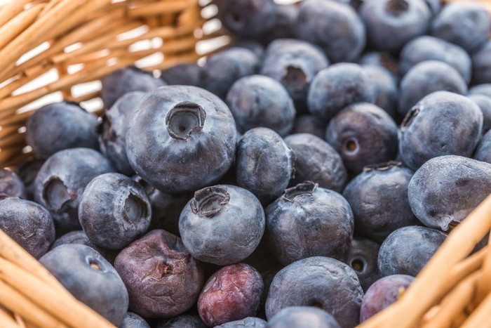 makanan anti-penuaan yang baik untuk perempuan usia 40-an adalah bluberi. bluberi kaya akan vitamin A dan C, serta antioksidan penangkal penuaan yang disebut antosianin yang memberi warna biru tua.