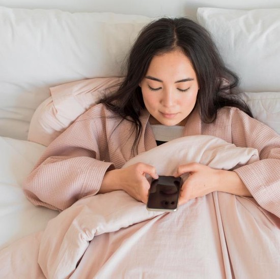 4 Manfaat Menunda Main HP Setelah Bangun untuk Kesehatan Mental