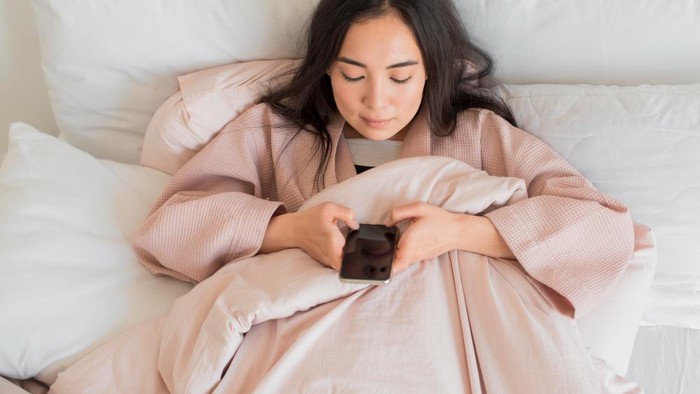 4 Manfaat Menunda Main HP Setelah Bangun untuk Kesehatan Mental