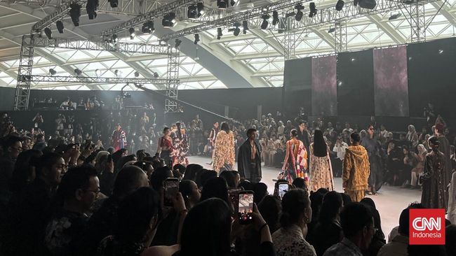 Sejauh Mata Memandang dan DARRA Lurik by Oscar Lawalata Culture mewarnai runway JFW 2027 di PIM 3, Jakarta, Selasa (27/10).